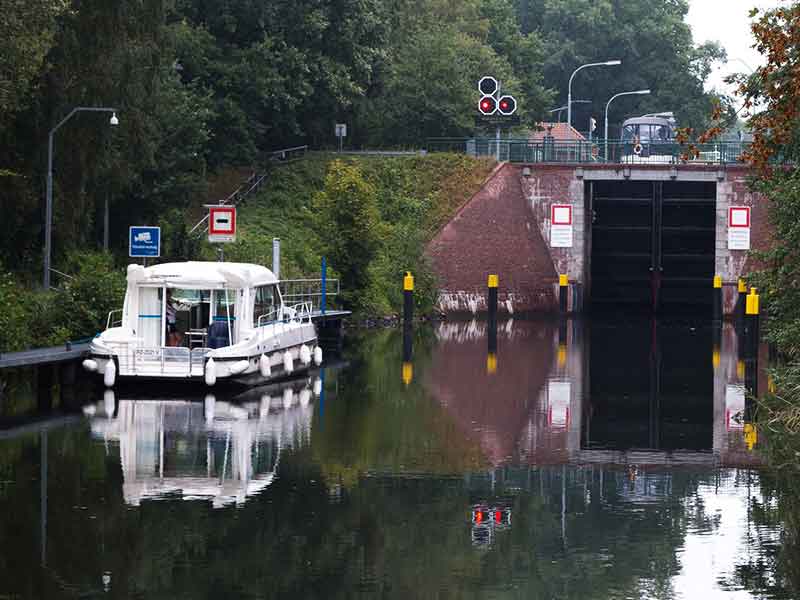 Warten vor der Schleuse