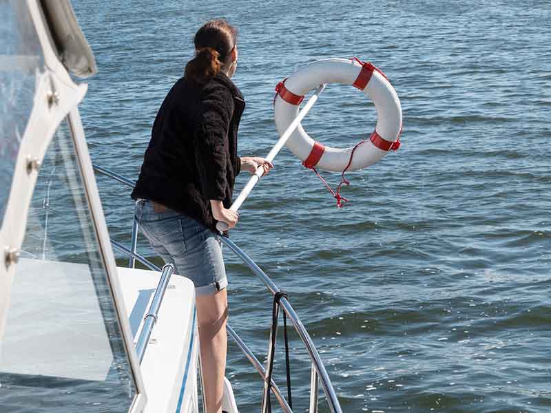 Wir üben Mann-über-Bord ... ein Rettungsring hält als Opfer her